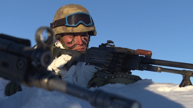 TRT, Mehmetçiğin 3 bin metredeki zorlu vatan nöbetine eşlik etti